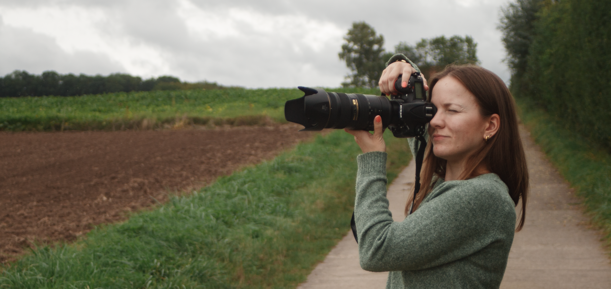 Celine Kalthof beim Fotografieren Celine Kalthof hat eine Kamera in der Hand und fotografiert gerade.